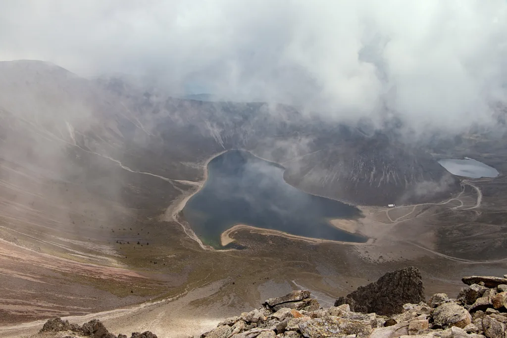 Las lagunas del Sol y de la Luna guardaron bajo sus aguas vestigios de quienes ascendieron al Xinantécatl para realizar ceremonias siglos antes de los actuales excursionistas./Foto:Pixabay