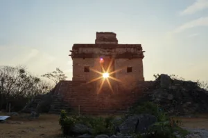 Cada otoño, la luz y la sombra parecen despertar a Kukulcán sobre la escalinata de El Castillo, en Chichén Itzá./FFoto: SECTUR