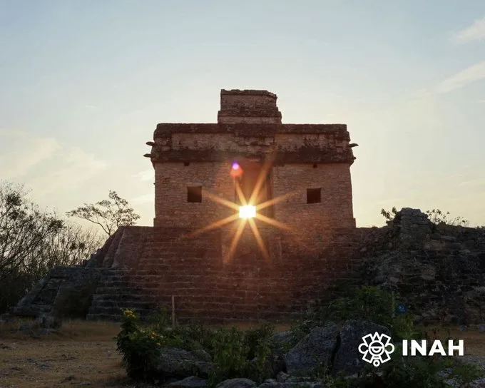 Piedra, arquitectura y luz se encuentran al amanecer en el Templo de las Siete Muñecas./FOTO: CONANP