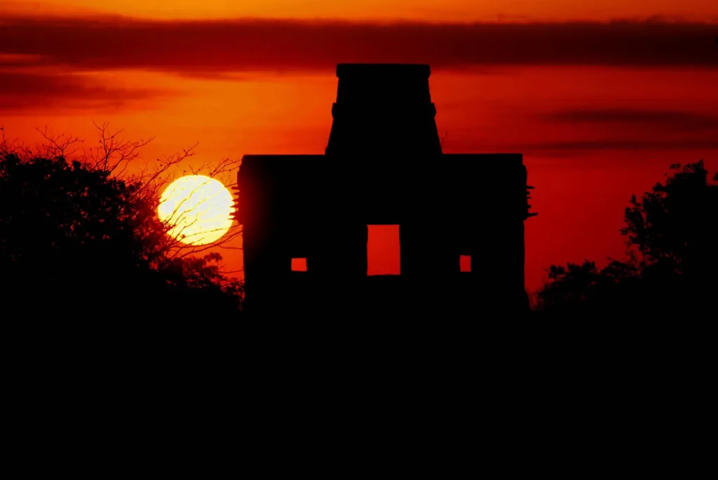 El Templo de las Siete Muñecas demuestra la estrecha relación que los antiguos mayas establecieron entre arquitectura, paisaje y observación del cielo./FOTO: SECTUR
