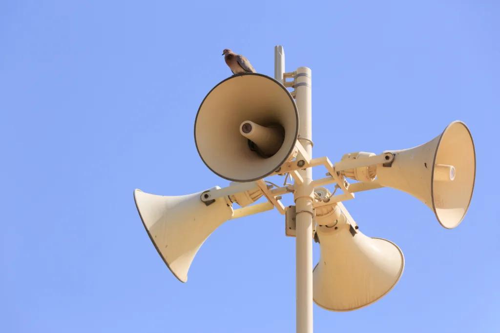 Detrás del sonido de la Alerta Sísmica opera una red de sensores y sistemas de comunicación que monitorean movimientos sísmicos./Foto: Envato