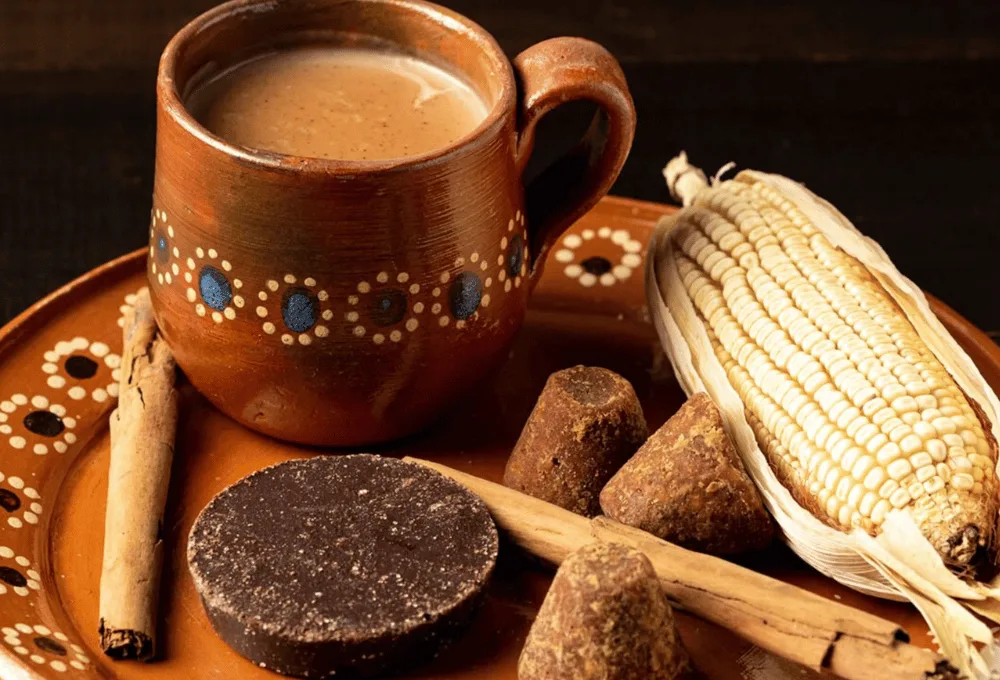Atole: La cuna del maíz nixtamalizado y la base de la tradición