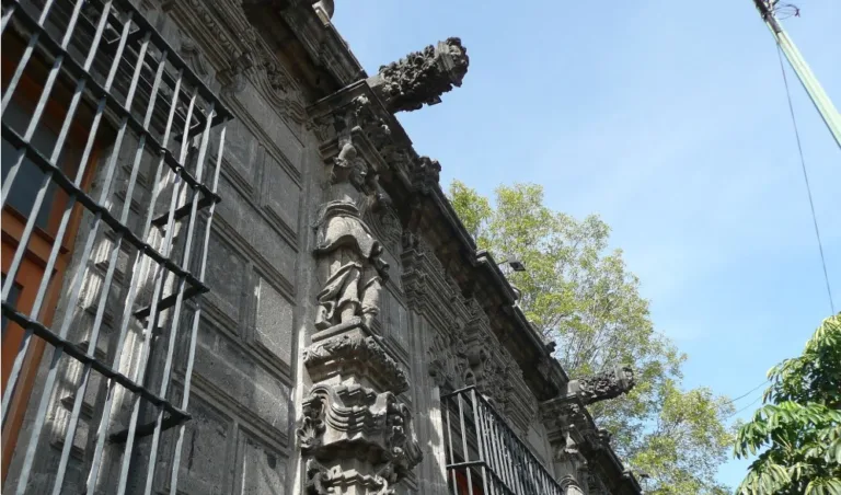 Desde el siglo XVIII, rostros de piedra observan la antigua calzada de San Cosme: detrás de ellos sobrevive una casona barroca que pasó de residencia aristocrática a recinto educativo y que, con los años, también quedó rodeada de leyendas./Foto: Wikimedia Commons