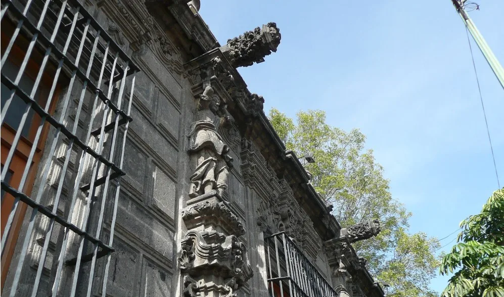 Desde el siglo XVIII, rostros de piedra observan la antigua calzada de San Cosme: detrás de ellos sobrevive una casona barroca que pasó de residencia aristocrática a recinto educativo y que, con los años, también quedó rodeada de leyendas./Foto: Wikimedia Commons