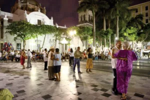 El danzón cruzó el mar desde Cuba, pero Veracruz hizo algo más que recibirlo: lo llevó a sus plazas, lo transmitió entre generaciones y terminó convirtiéndolo en parte del ritmo cotidiano del puerto./Gobierno de Veracruz