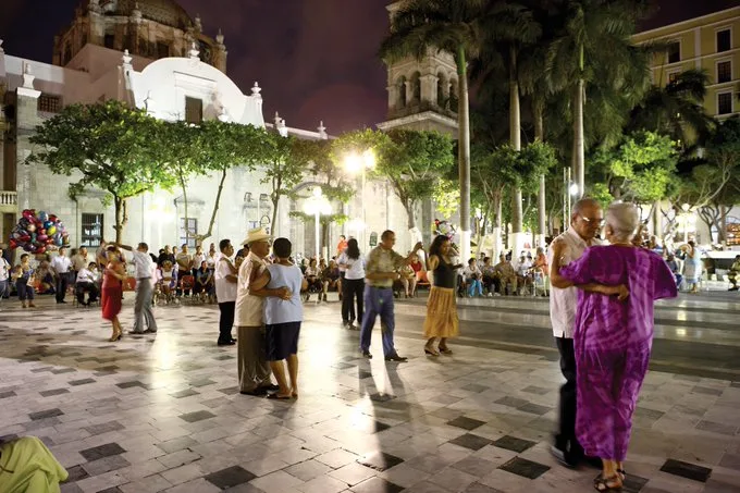 El danzón cruzó el mar desde Cuba, pero Veracruz hizo algo más que recibirlo: lo llevó a sus plazas, lo transmitió entre generaciones y terminó convirtiéndolo en parte del ritmo cotidiano del puerto./Gobierno de Veracruz