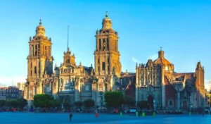En pocos metros, la historia cambia de época: arriba se levanta la Catedral Metropolitana; debajo descansan sus espacios funerarios y, aún más atrás en el tiempo, sobreviven las piedras del antiguo corazón ceremonial de México-Tenochtitlan./Foto: Pexels