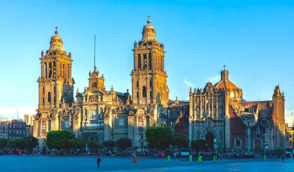 En pocos metros, la historia cambia de época: arriba se levanta la Catedral Metropolitana; debajo descansan sus espacios funerarios y, aún más atrás en el tiempo, sobreviven las piedras del antiguo corazón ceremonial de México-Tenochtitlan./Foto: Pexels
