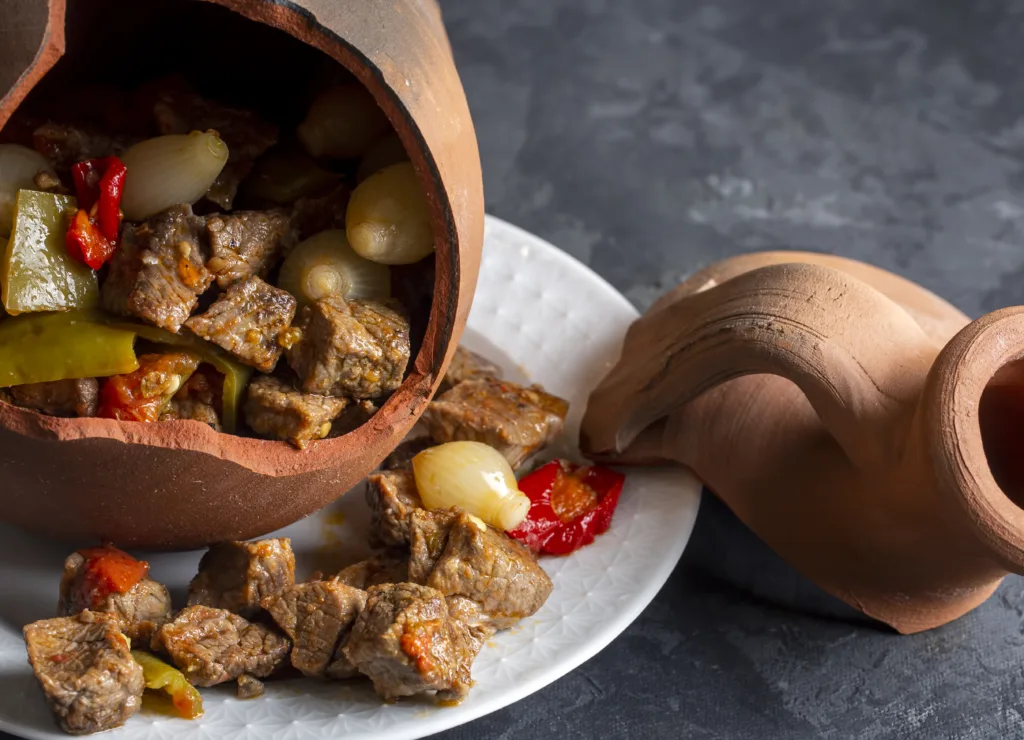 “Pareces jarrito de Tlaquepaque” convirtió la fragilidad del barro en una forma muy mexicana de describir a quien se ofende o se siente con facilidad./Foto: Envato