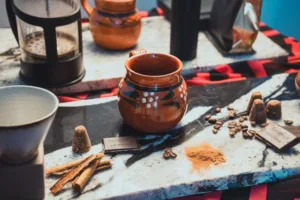 Tlaquepaque convirtió el barro en arte y el ingenio popular hizo el resto: un sencillo jarrito terminó dando nombre a una de las maneras más mexicanas de bromear con quien se ofende fácilmente./Foto: Pexels