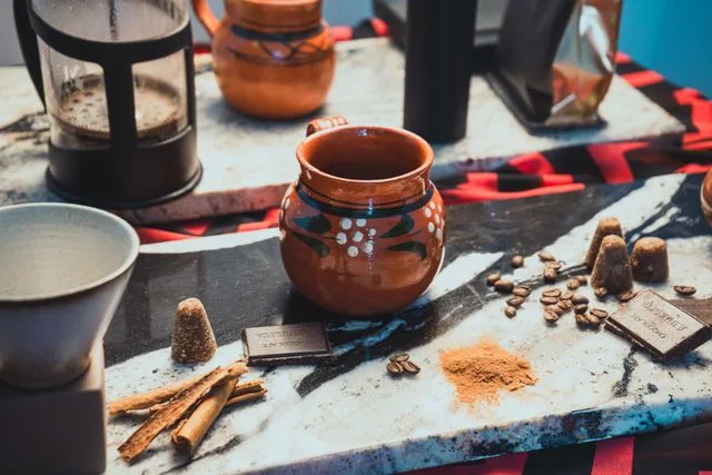 Tlaquepaque convirtió el barro en arte y el ingenio popular hizo el resto: un sencillo jarrito terminó dando nombre a una de las maneras más mexicanas de bromear con quien se ofende fácilmente./Foto: Pexels