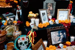 ¿Por qué ponemos agua, velas y sal en la ofrenda de Día de Muertos?
