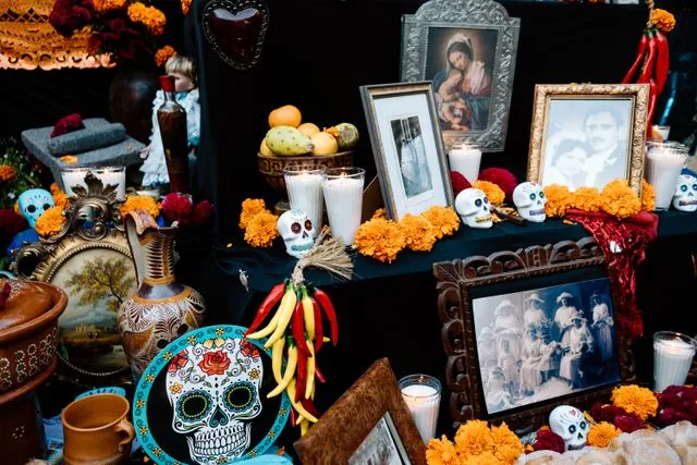 Agua para aliviar la sed, sal para purificar el camino y veladoras para guiar el regreso: tres elementos esenciales que convierten la ofrenda de Día de Muertos en un espacio de memoria y encuentro simbólico./Foto; Pexels