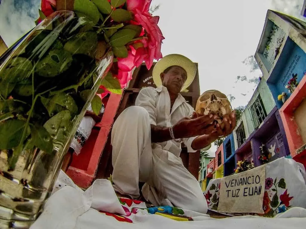 Conoce la tradición de Pomuch, Campeche, donde las familias limpian los huesos de sus difuntos antes del Día de Muertos y mantienen viva su memoria.