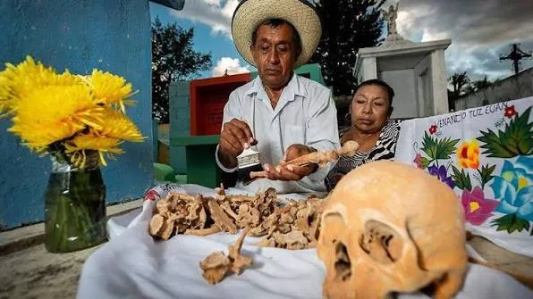 Conoce la tradición de Pomuch, Campeche, donde las familias limpian los huesos de sus difuntos antes del Día de Muertos y mantienen viva su memoria.