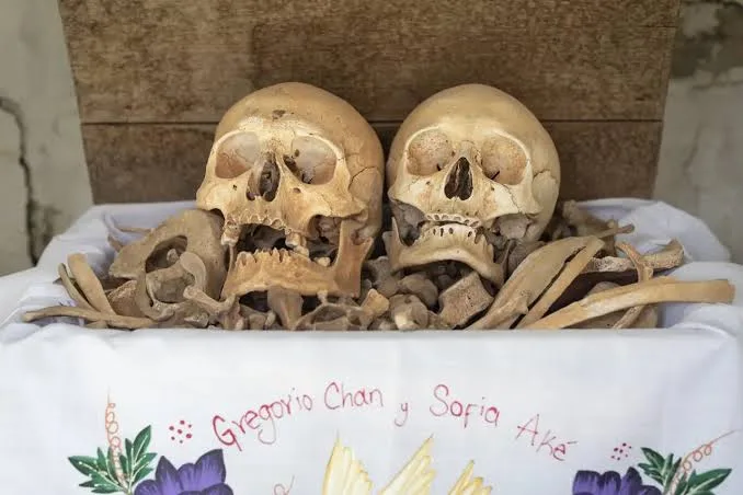 Conoce la tradición de Pomuch, Campeche, donde las familias limpian los huesos de sus difuntos antes del Día de Muertos y mantienen viva su memoria.