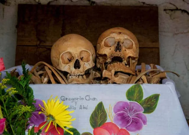 Conoce la tradición de Pomuch, Campeche, donde las familias limpian los huesos de sus difuntos antes del Día de Muertos y mantienen viva su memoria.