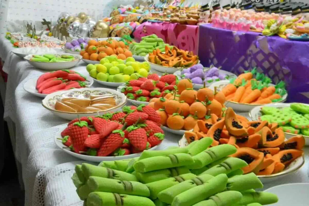 Calaveras, borreguitos y pequeñas figuras de colores esconden una historia que ha viajado por siglos. Descubre cómo un dulce se convirtió en una de las expresiones artesanales más entrañables de México.