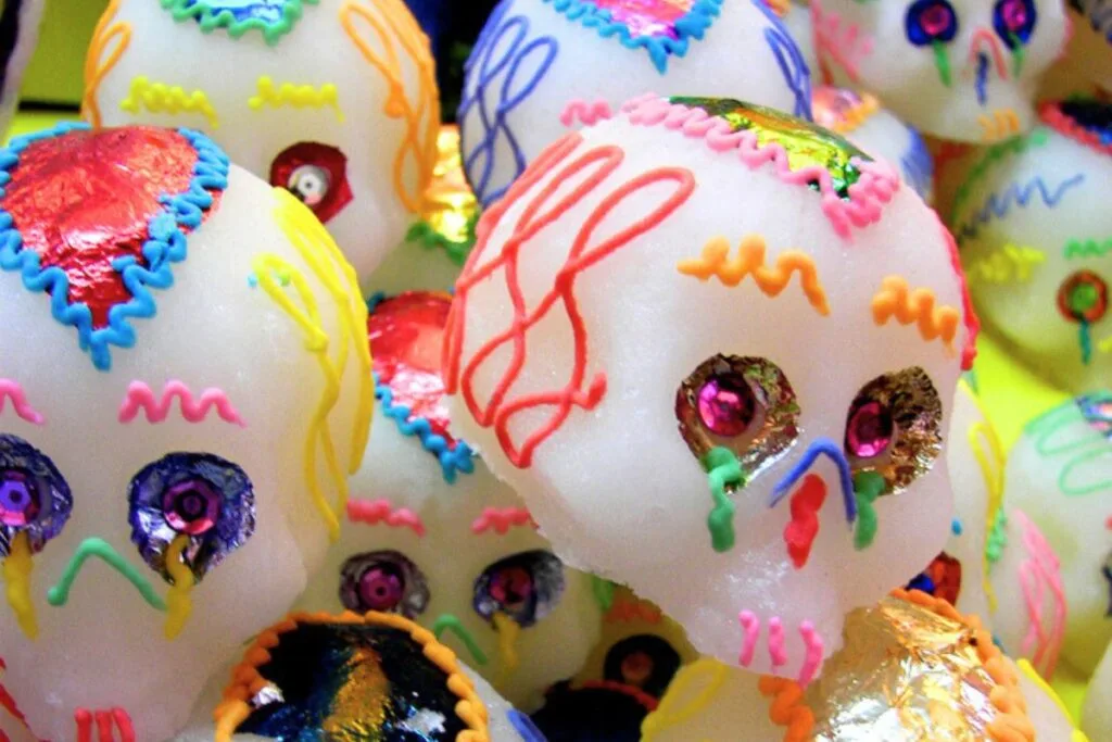Calaveras, borreguitos y pequeñas figuras de colores esconden una historia que ha viajado por siglos. Descubre cómo un dulce se convirtió en una de las expresiones artesanales más entrañables de México.