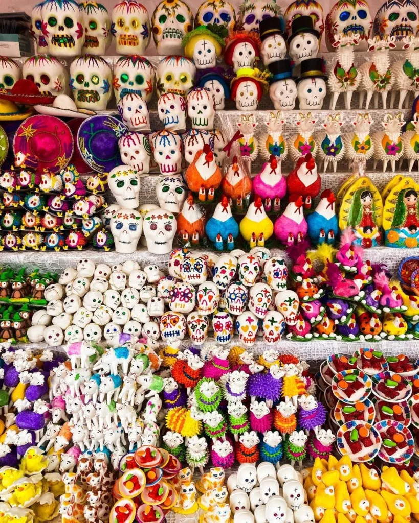 Calaveras, borreguitos y pequeñas figuras de colores esconden una historia que ha viajado por siglos. Descubre cómo un dulce se convirtió en una de las expresiones artesanales más entrañables de México.