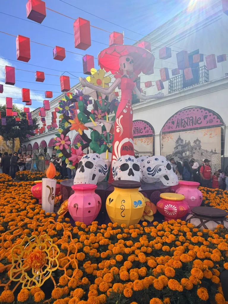 Calaveras, borreguitos y pequeñas figuras de colores esconden una historia que ha viajado por siglos. Descubre cómo un dulce se convirtió en una de las expresiones artesanales más entrañables de México.