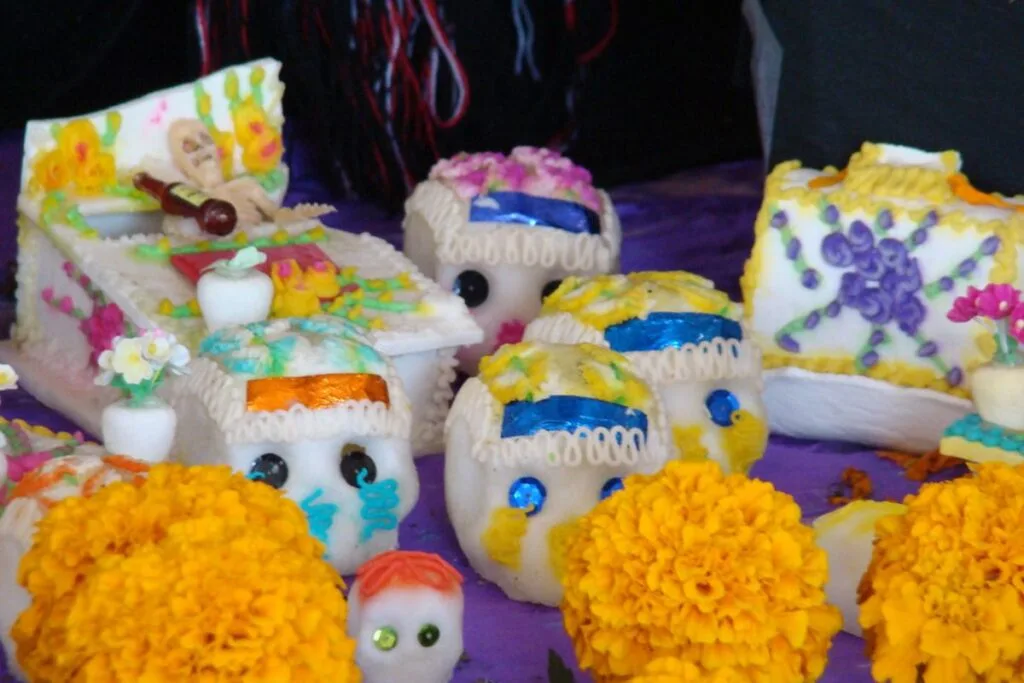 Calaveras, borreguitos y pequeñas figuras de colores esconden una historia que ha viajado por siglos. Descubre cómo un dulce se convirtió en una de las expresiones artesanales más entrañables de México.