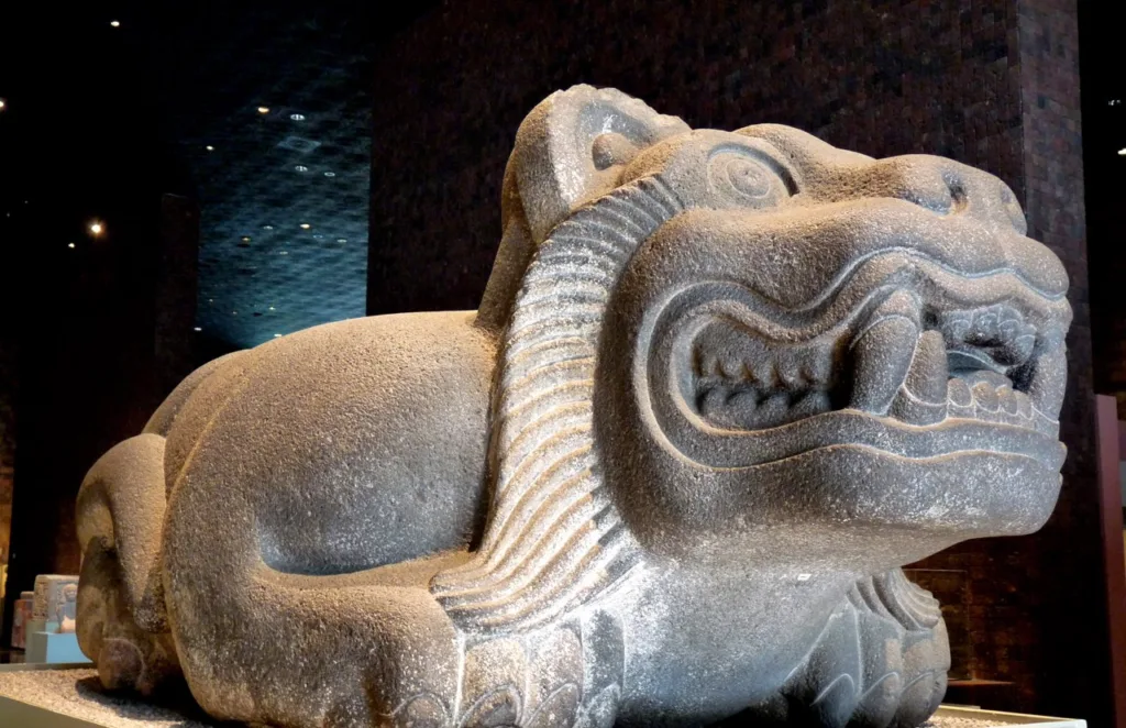 Descubre el significado del jaguar en Mesoamérica y por qué fue uno de los animales más sagrados para culturas como la maya, la olmeca y la mexica. Conoce su simbolismo, su relación con el inframundo y el papel que desempeñó en la cosmovisión de los pueblos originarios.