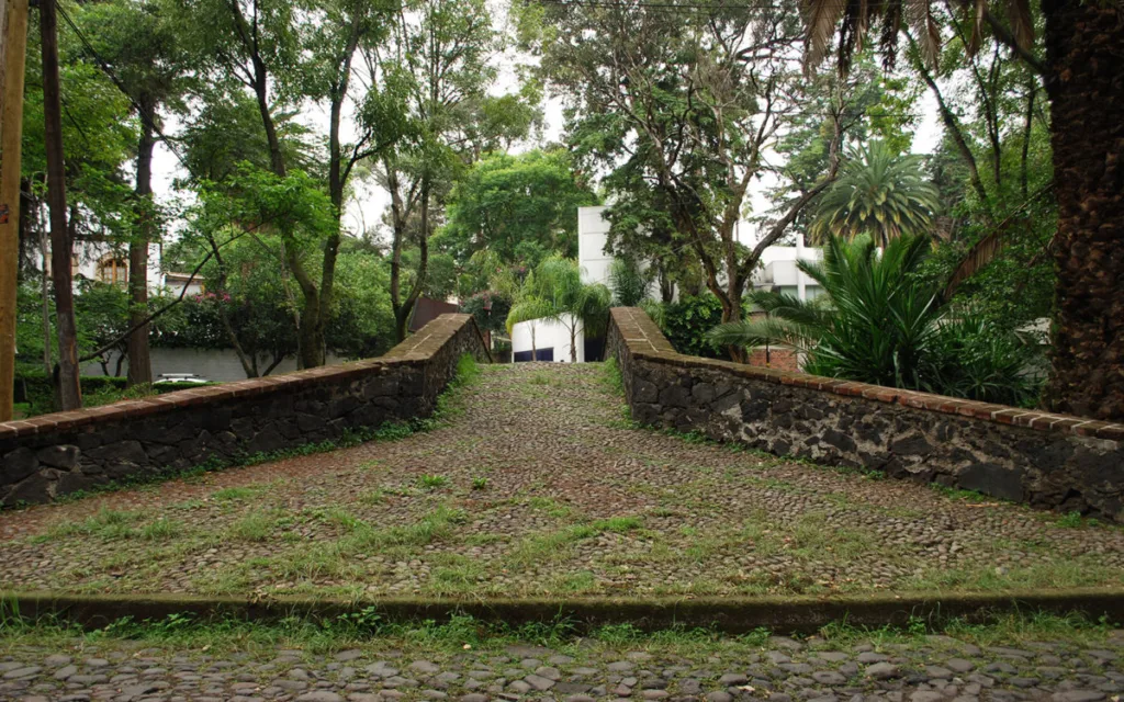 Descubre la leyenda de los puentes de Chimalistac, uno de los rincones más encantadores y misteriosos de la CDMX . Conoce su historia, el antiguo río que cruzaba la zona y por qué algunos aseguran escuchar los rezos de los monjes hasta nuestros días.