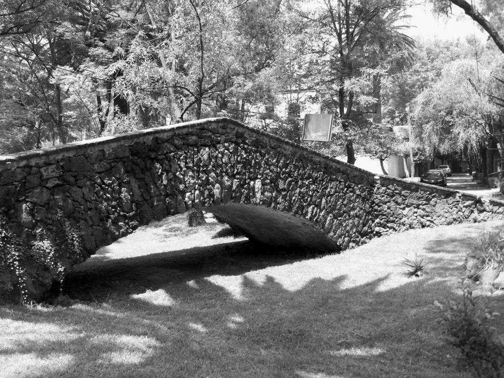 Descubre la leyenda de los puentes de Chimalistac, uno de los rincones más encantadores y misteriosos de la CDMX . Conoce su historia, el antiguo río que cruzaba la zona y por qué algunos aseguran escuchar los rezos de los monjes hasta nuestros días.