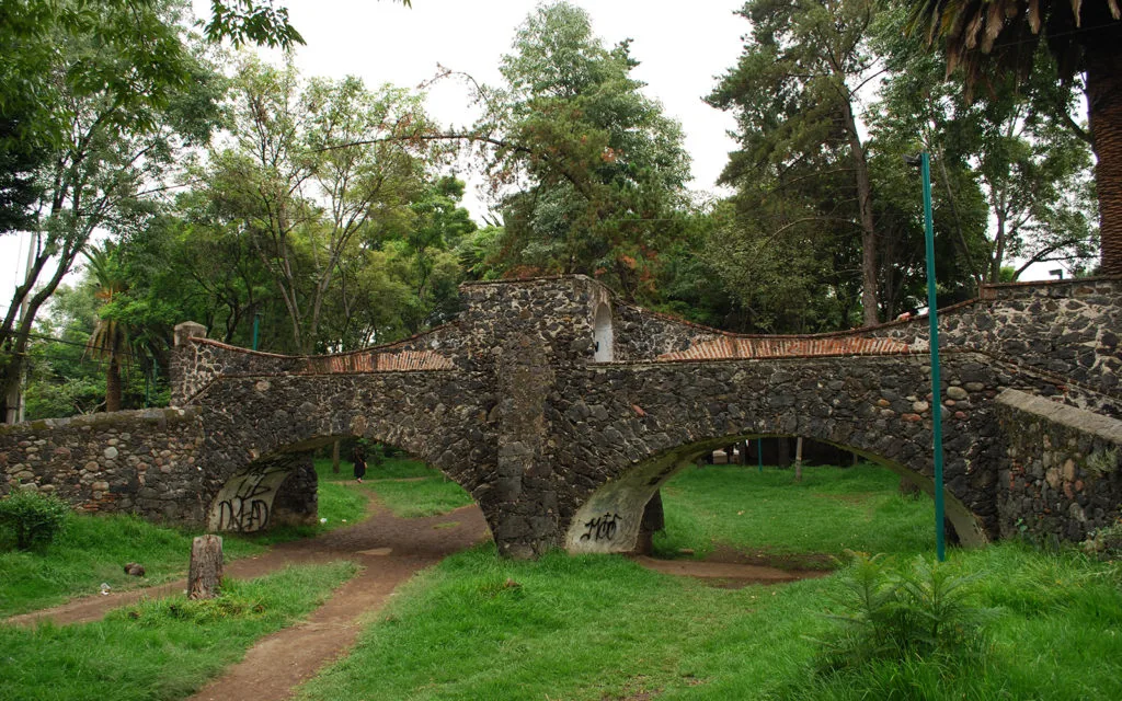 Descubre la leyenda de los puentes de Chimalistac, uno de los rincones más encantadores y misteriosos de la CDMX . Conoce su historia, el antiguo río que cruzaba la zona y por qué algunos aseguran escuchar los rezos de los monjes hasta nuestros días.