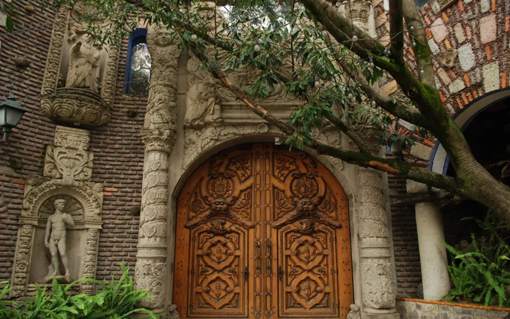 Descubre la leyenda de los puentes de Chimalistac, uno de los rincones más encantadores y misteriosos de la CDMX . Conoce su historia, el antiguo río que cruzaba la zona y por qué algunos aseguran escuchar los rezos de los monjes hasta nuestros días.