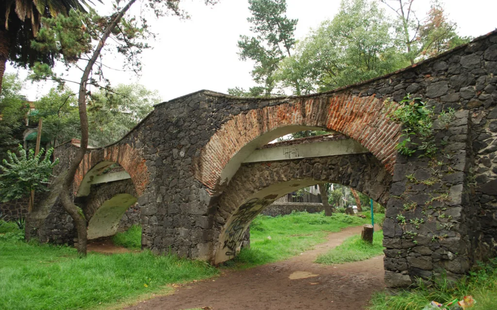 Descubre la leyenda de los puentes de Chimalistac, uno de los rincones más encantadores y misteriosos de la CDMX . Conoce su historia, el antiguo río que cruzaba la zona y por qué algunos aseguran escuchar los rezos de los monjes hasta nuestros días.