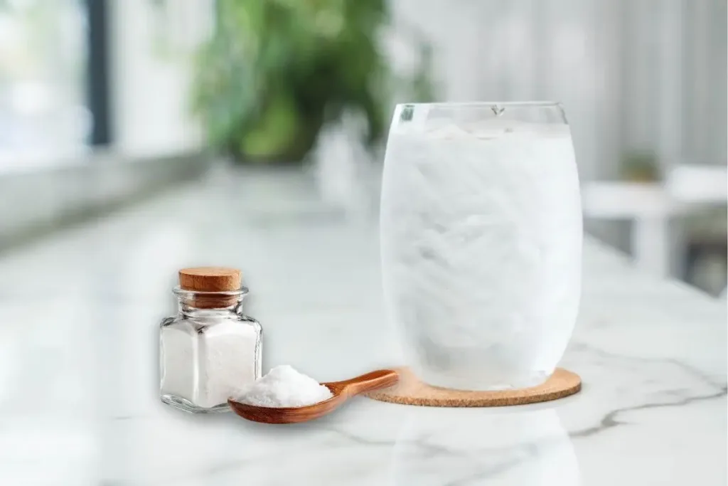 Descubre qué significa poner un vaso con agua detrás de la puerta, cuál es el origen de este popular ritual, qué simboliza dentro de distintas creencias y qué dice realmente sobre las llamadas energías negativas.