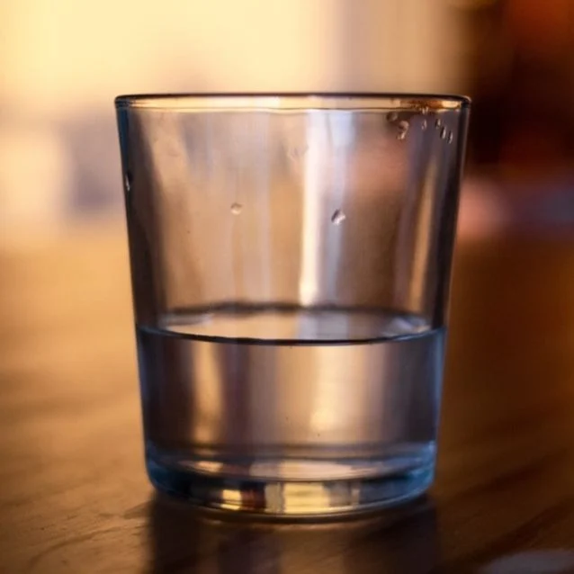 Descubre qué significa poner un vaso con agua detrás de la puerta, cuál es el origen de este popular ritual, qué simboliza dentro de distintas creencias y qué dice realmente sobre las llamadas energías negativas.