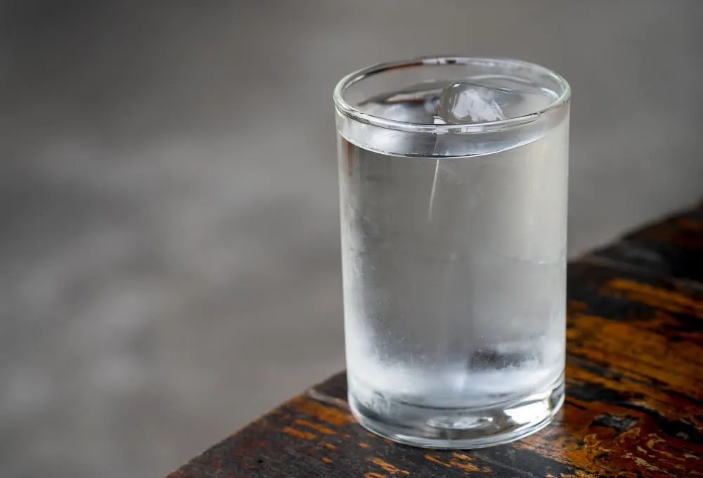 Descubre qué significa poner un vaso con agua detrás de la puerta, cuál es el origen de este popular ritual, qué simboliza dentro de distintas creencias y qué dice realmente sobre las llamadas energías negativas.