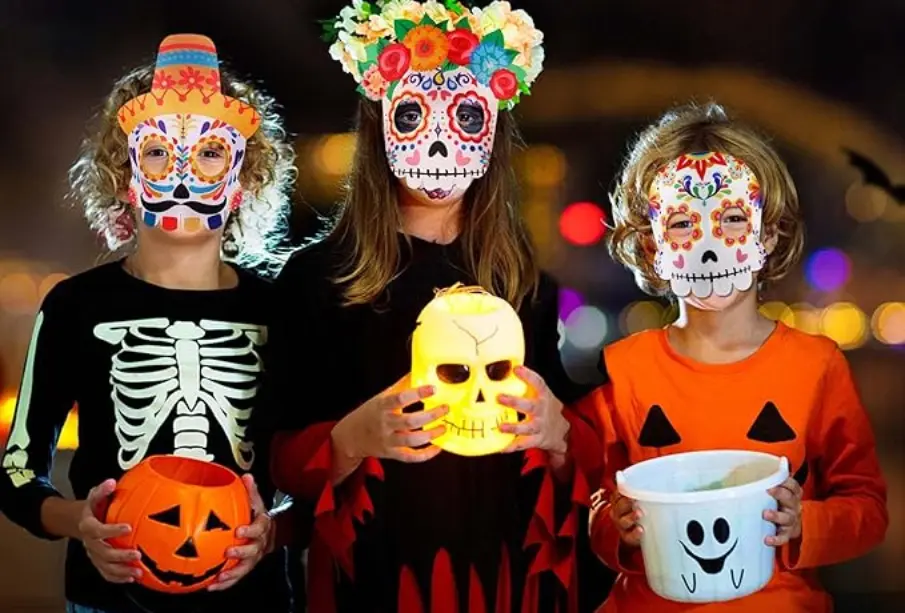 ¿Sabes por qué pedimos calaverita en México? Descubre su origen, qué relación tiene con el Día de Muertos y cómo cambió con el Halloween. ¿Lo hiciste alguna vez?