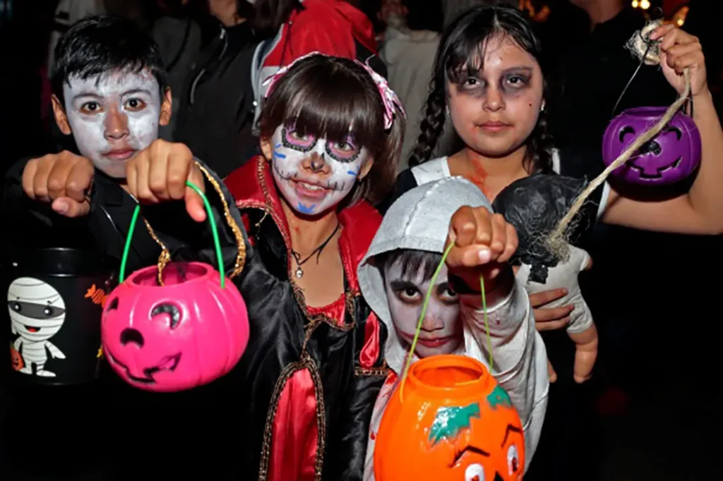 ¿Sabes por qué pedimos calaverita en México? Descubre su origen, qué relación tiene con el Día de Muertos y cómo cambió con el Halloween. ¿Lo hiciste alguna vez?