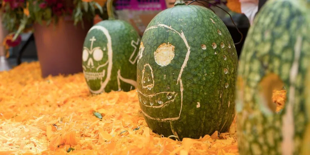 ¿Sabes por qué pedimos calaverita en México? Descubre su origen, qué relación tiene con el Día de Muertos y cómo cambió con el Halloween. ¿Lo hiciste alguna vez?
