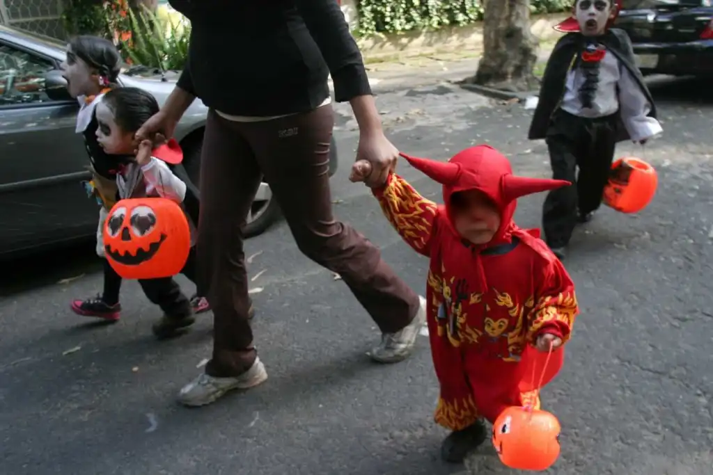 ¿Sabes por qué pedimos calaverita en México? Descubre su origen, qué relación tiene con el Día de Muertos y cómo cambió con el Halloween. ¿Lo hiciste alguna vez?