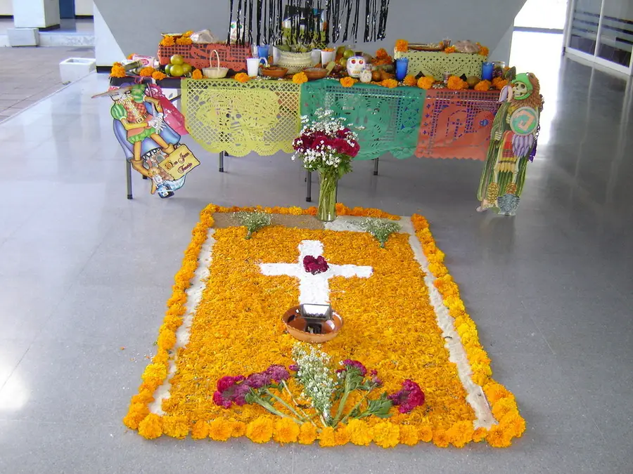 Entre flores, veladoras y fotografías familiares existe un ingrediente tan cotidiano que muchas veces pasa inadvertido. Sin embargo, su presencia guarda un profundo significado dentro de una de las tradiciones más queridas de México. ¿También la pones en la ofrenda?