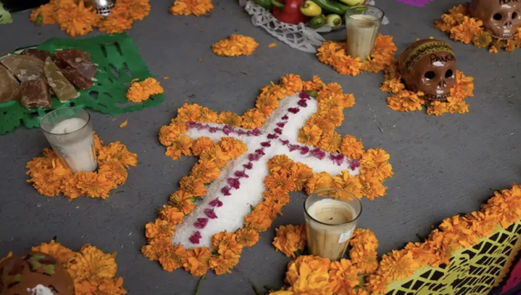 Entre flores, veladoras y fotografías familiares existe un ingrediente tan cotidiano que muchas veces pasa inadvertido. Sin embargo, su presencia guarda un profundo significado dentro de una de las tradiciones más queridas de México. ¿También la pones en la ofrenda?