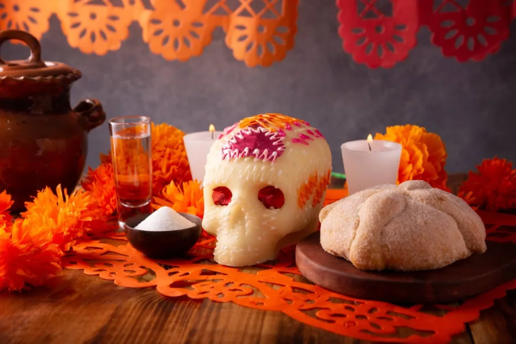 Entre flores, veladoras y fotografías familiares existe un ingrediente tan cotidiano que muchas veces pasa inadvertido. Sin embargo, su presencia guarda un profundo significado dentro de una de las tradiciones más queridas de México. ¿También la pones en la ofrenda?