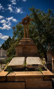 Las tumbas también cuentan historias: ¿qué significan los símbolos de las lápidas?