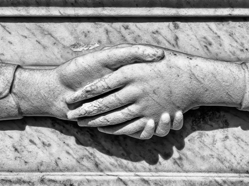 Ángeles, manos entrelazadas y relojes de arena esconden historias. Descubre qué significan los símbolos de las tumbas y su origen. ¿Ya lo sabías?