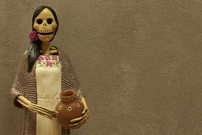 Capula transformó a La Catrina en una obra de barro llena de color, elegancia y tradición, convirtiéndola en uno de los símbolos artesanales más reconocidos del Día de Muertos en México./Foto: @Morelia