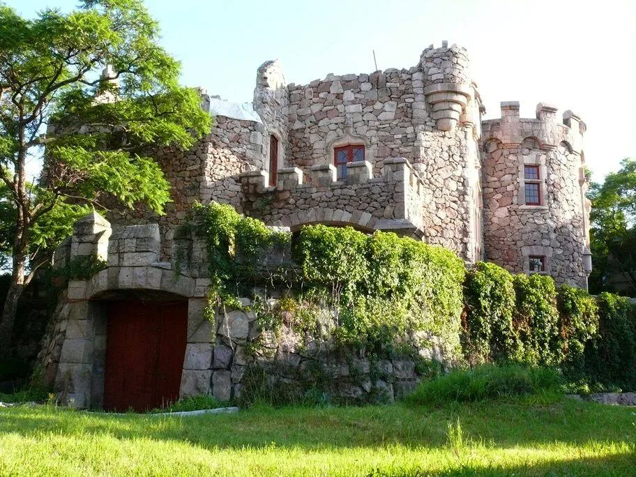 No fue construido para resistir guerras ni proteger tesoros. El Castillo Douglas nació como una casa familiar inspirada en la arquitectura escocesa y terminó convirtiéndose en uno de los edificios más extraordinarios de Aguascalientes./Foto: Viva Aguascalientes
