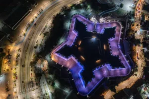 Frente al Pacífico, el Fuerte de San Diego vigiló durante siglos la llegada de los galeones cargados con sedas, porcelanas y mercancías asiáticas que convirtieron a Acapulco en una de las grandes puertas comerciales de la Nueva España./Foto:>Sectur