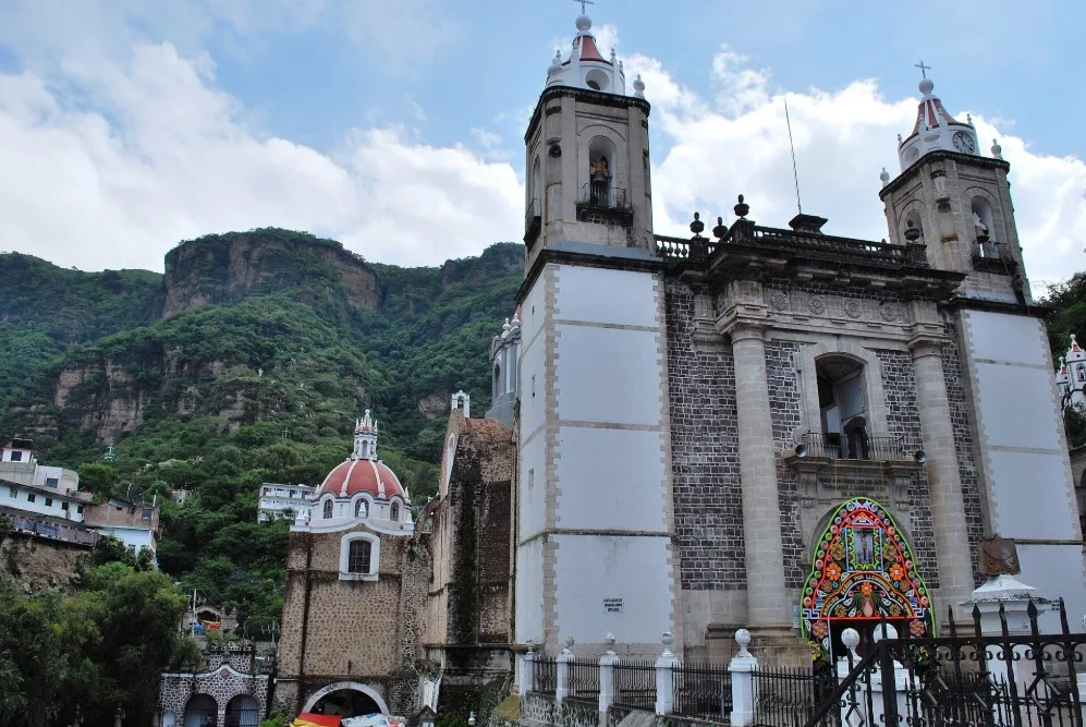 Flores, agua y danza forman parte de la tradición que dio origen a una de las expresiones más famosas de México: “ir a bailar a Chalma”./Foto_Wikimedia Commons