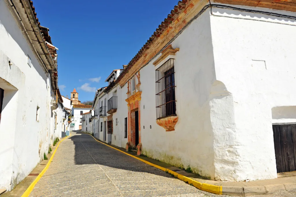 Descubre Castaño del Robledo, el pueblo de España que esconde el Callejón de las Brujas, sus leyendas, iglesias históricas y paisajes de otoño.