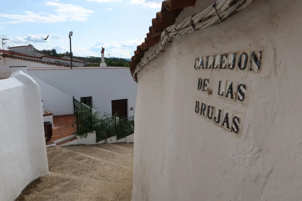 Descubre Castaño del Robledo, el pueblo de España que esconde el Callejón de las Brujas, sus leyendas, iglesias históricas y paisajes de otoño.